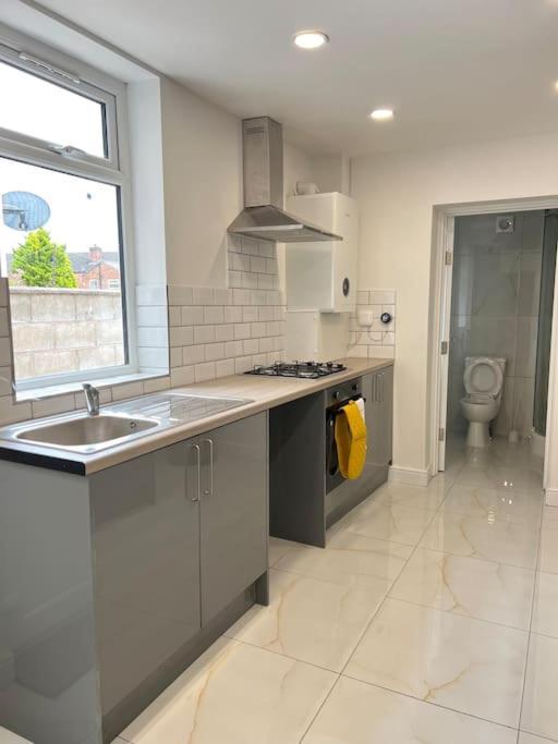 Catherine 5 Bedroom House Crewe Exteriör bild